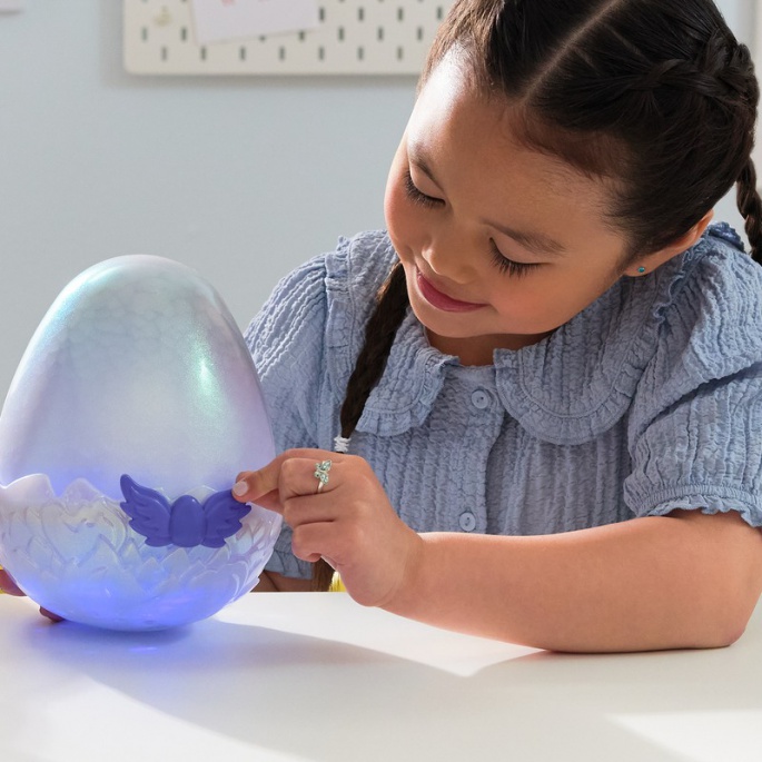 Hatchimals люпещо се интерактивно животинче дракон