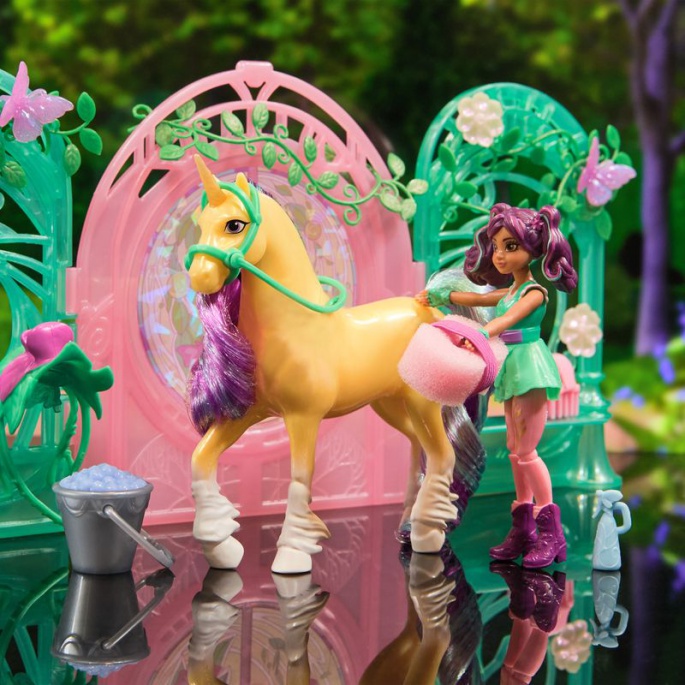 Unicorn Academy малка конюшня с кукла Ава и еднорога Leaf променящ цвета си