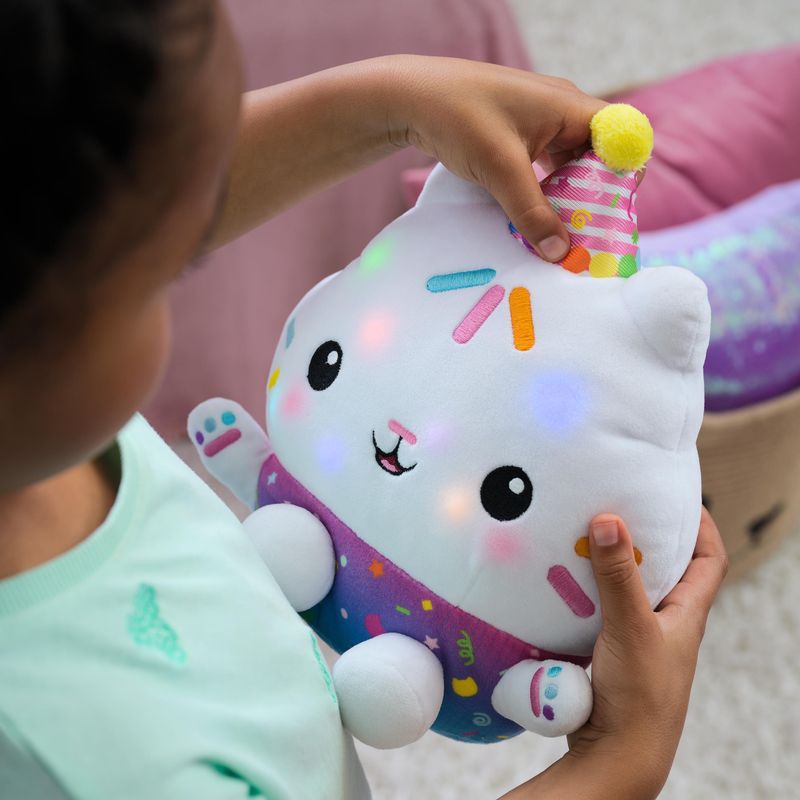 Изгоден комплект: Gabby’s Dollhouse Кекий плюшена играчка със звуци + плюшени играчки DJ Catnip и Mercat