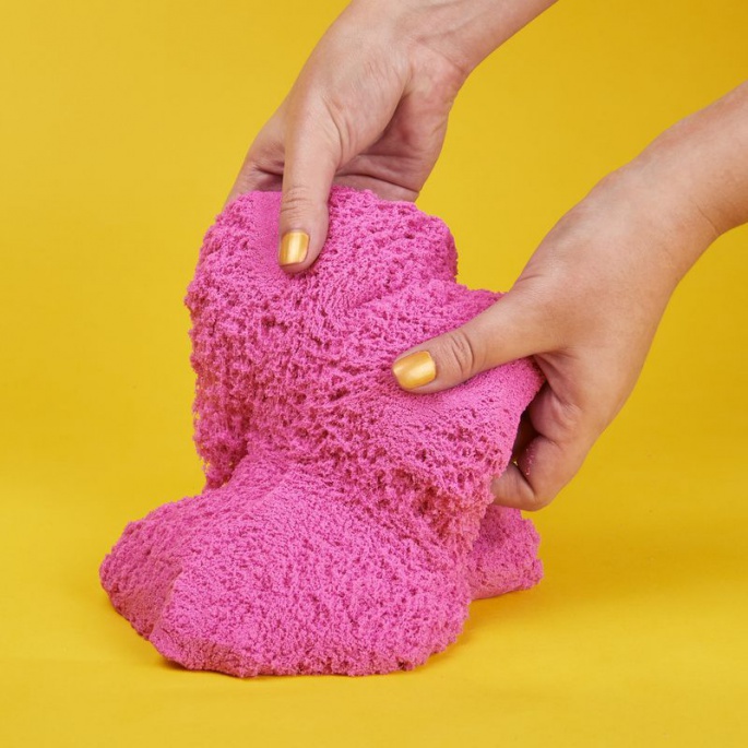Kinetic Sand опаковка от блестящ розов пясък 0,9 кг