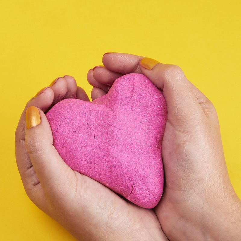 Kinetic Sand опаковка от блестящ розов пясък 0,9 кг