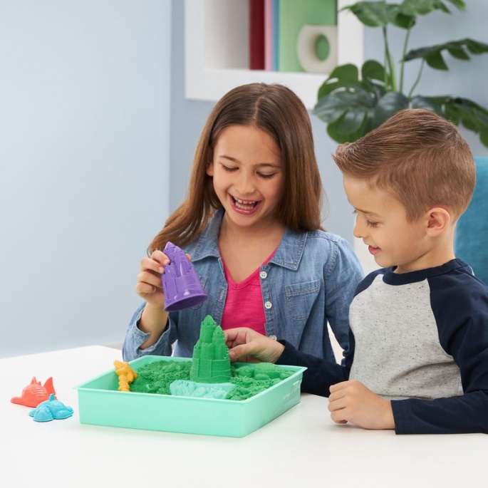 Kinetic Sand кутия с течен пясък и зелена подложка
