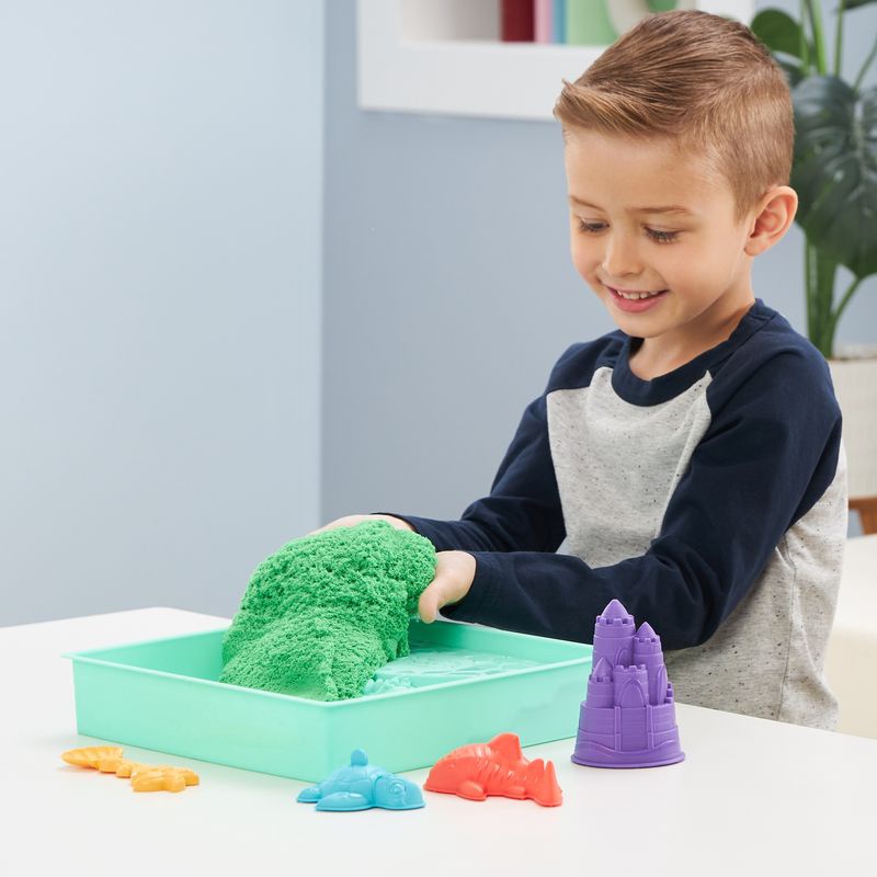 Kinetic Sand кутия с течен пясък и зелена подложка