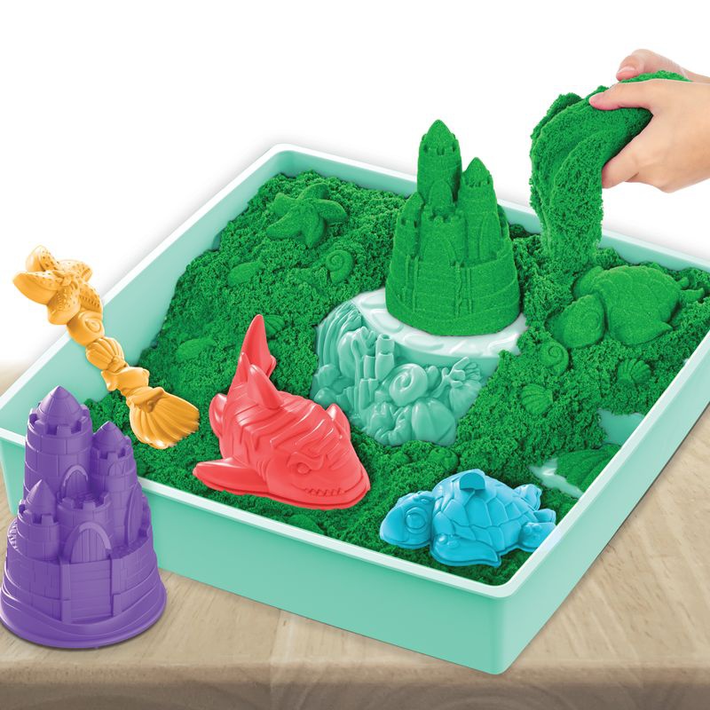 Kinetic Sand кутия с течен пясък и зелена подложка