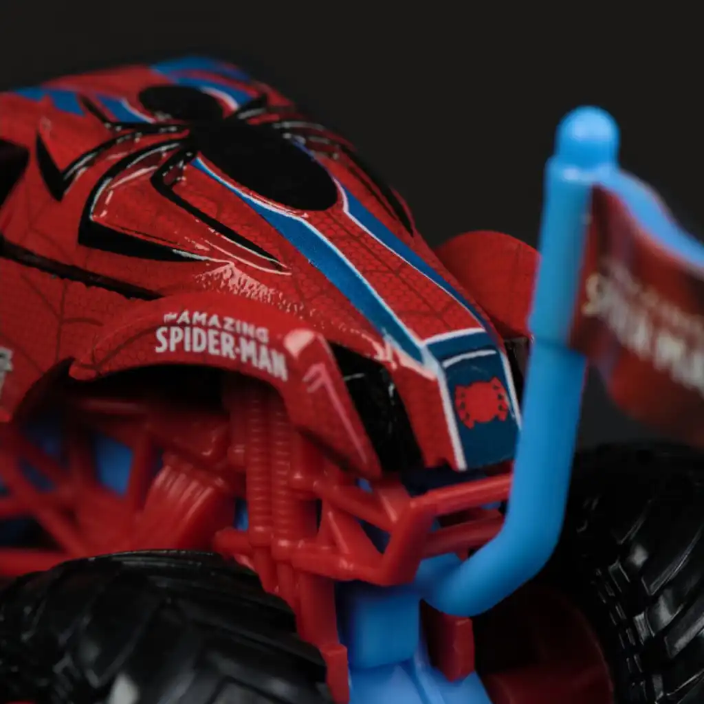 Създайте свои собствени епични изпълнения с monster truck Spider-Man.