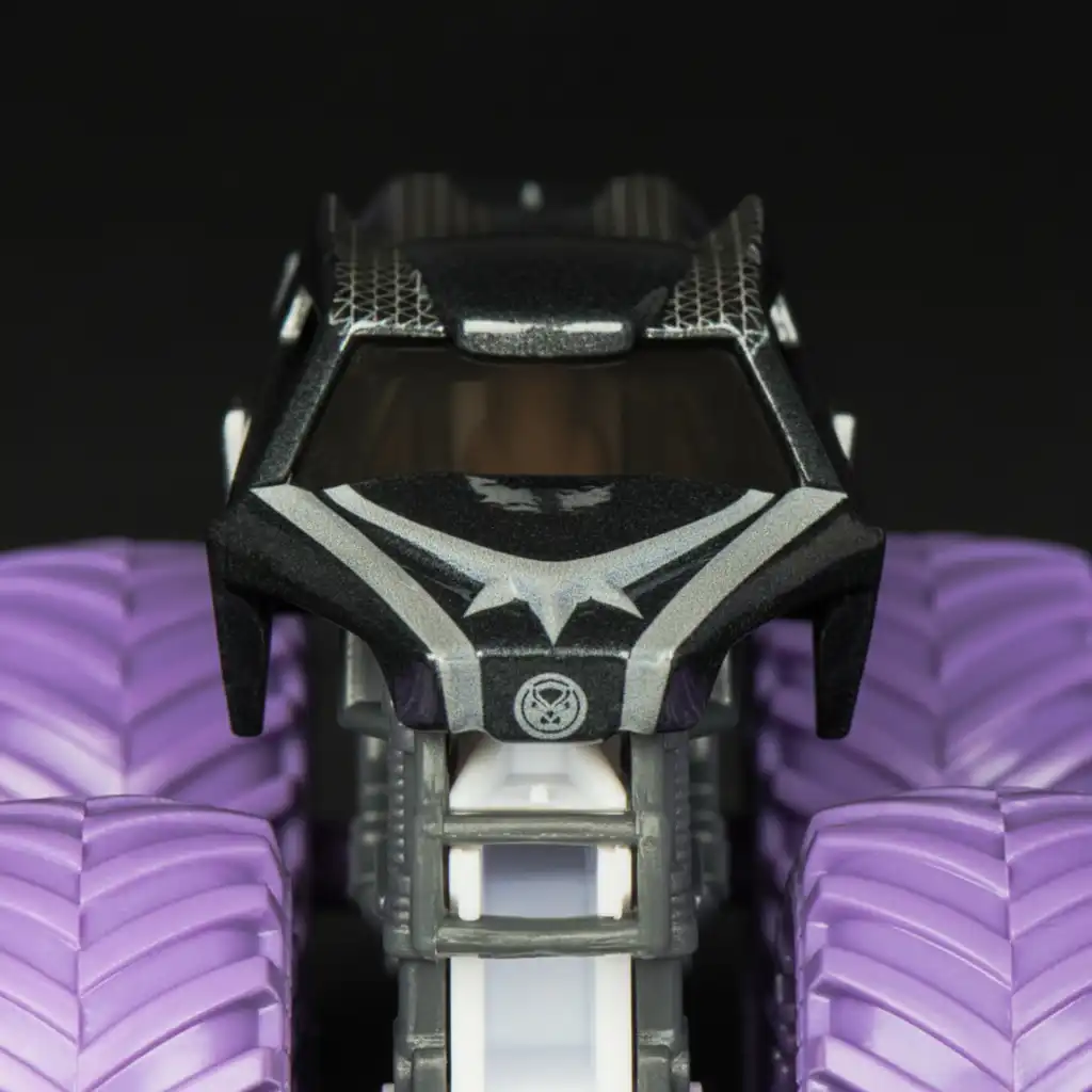Бъдете креативни и създайте своя собствена Monster Jam писта.
