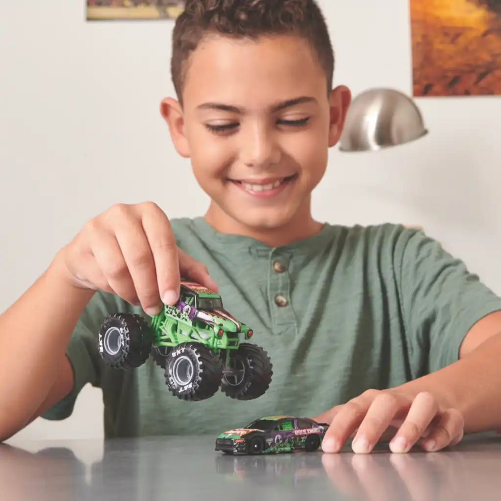 Безкрайно забавление при създаване на собствени Monster Jam истории.