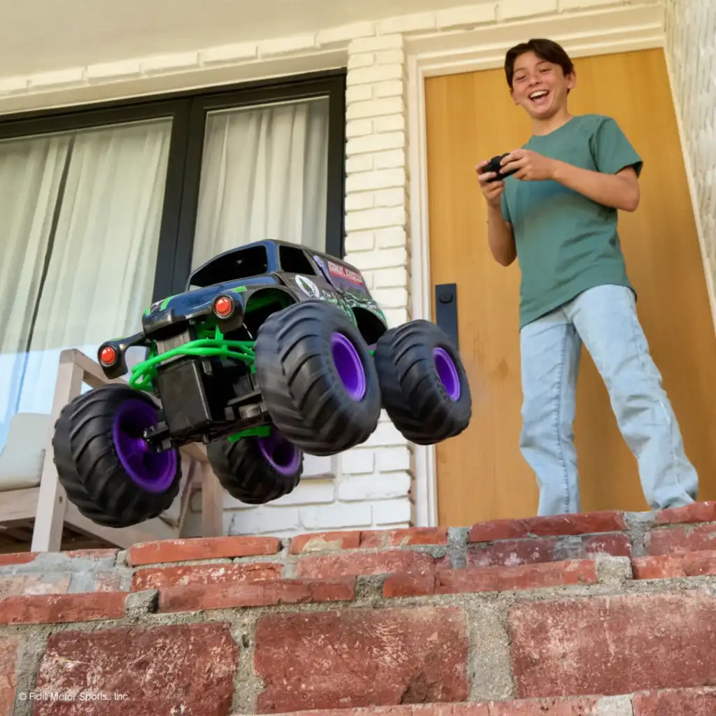 Създайте своя собствена Monster Jam арена, пълна с препятствия!
